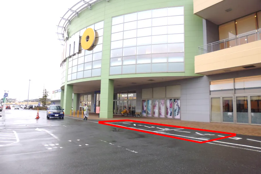 【ユニモちはら台】プロモーションやポップアップストアに最適な地域密着型ショッピングセンター内1階駐車と直結した出入り口近くのイベントスペース(マクドナルド側)