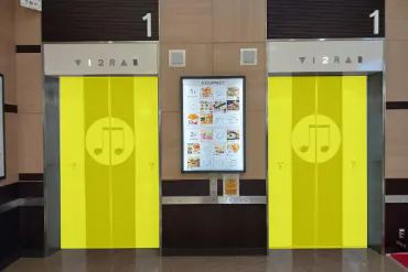 【イオンモール加西北条*】モールメディア②1F大型専門店エレベーター