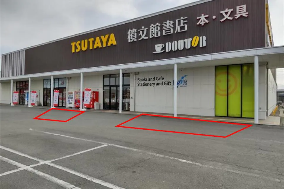 【TSUTAYA 積文館書店 八女店】キッチンカーでの出店が可能な書店の軒先スペース