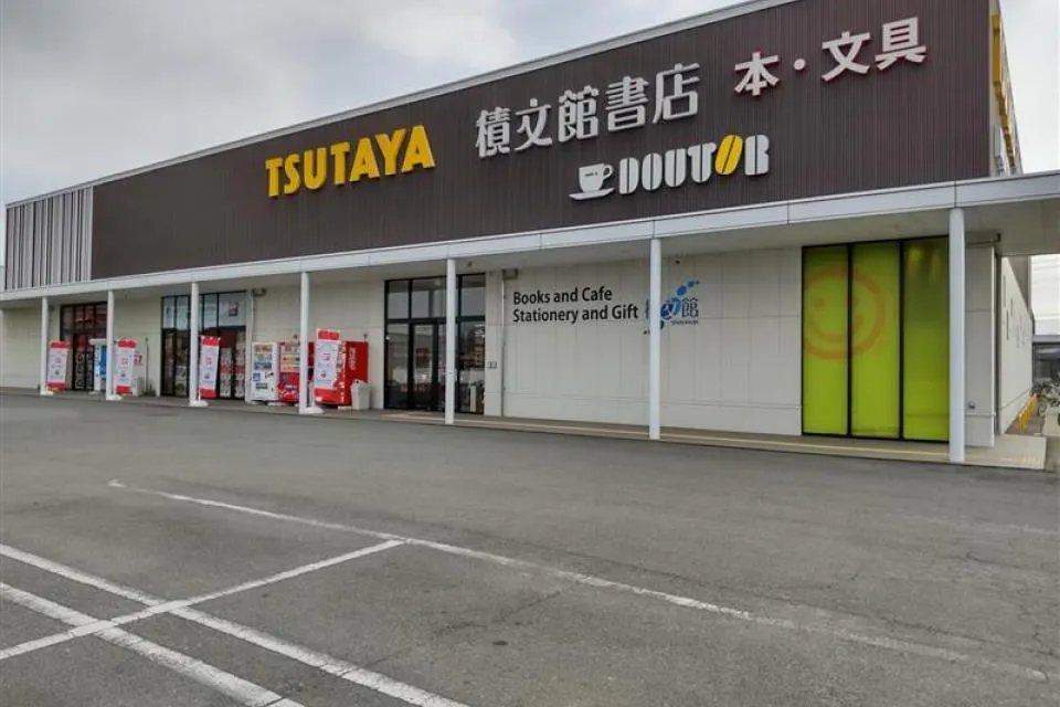 【TSUTAYA 積文館書店 八女店】キッチンカーでの出店が可能な書店の軒先スペース
