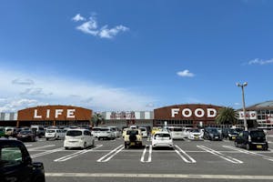 【スーパーセンターニシムタ五十市店】食物販や物販に利用可能なスーパーのフード館側の店頭にあるイベントスペース