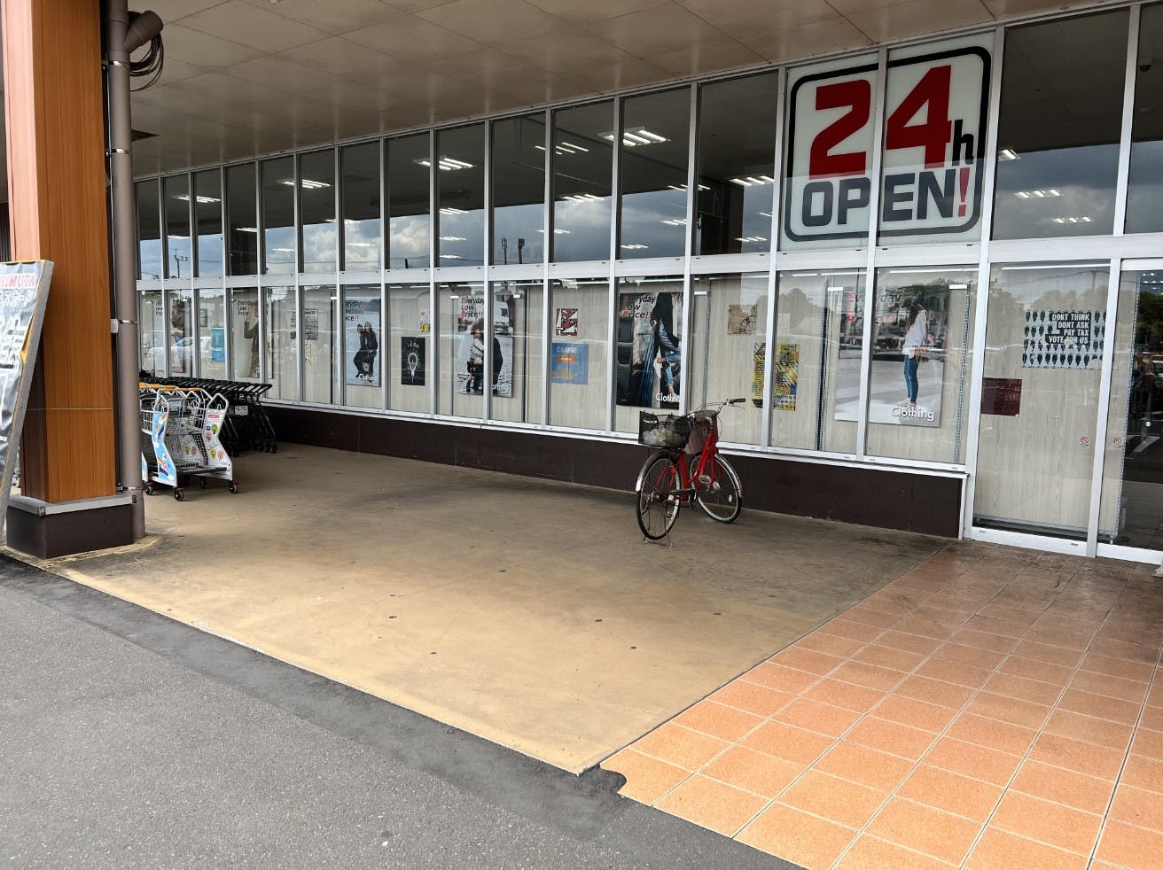 【スーパーセンターニシムタ五十市店】食物販や物販に利用可能なスーパーのフード館側の店頭にあるイベントスペースの画像