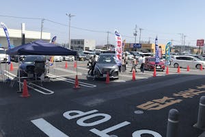 【ヘイワールド!!/メインエリア】屋外車両展示やミニコンサート、プロモーションイベントに最適な商業施設の大型駐車場スペース