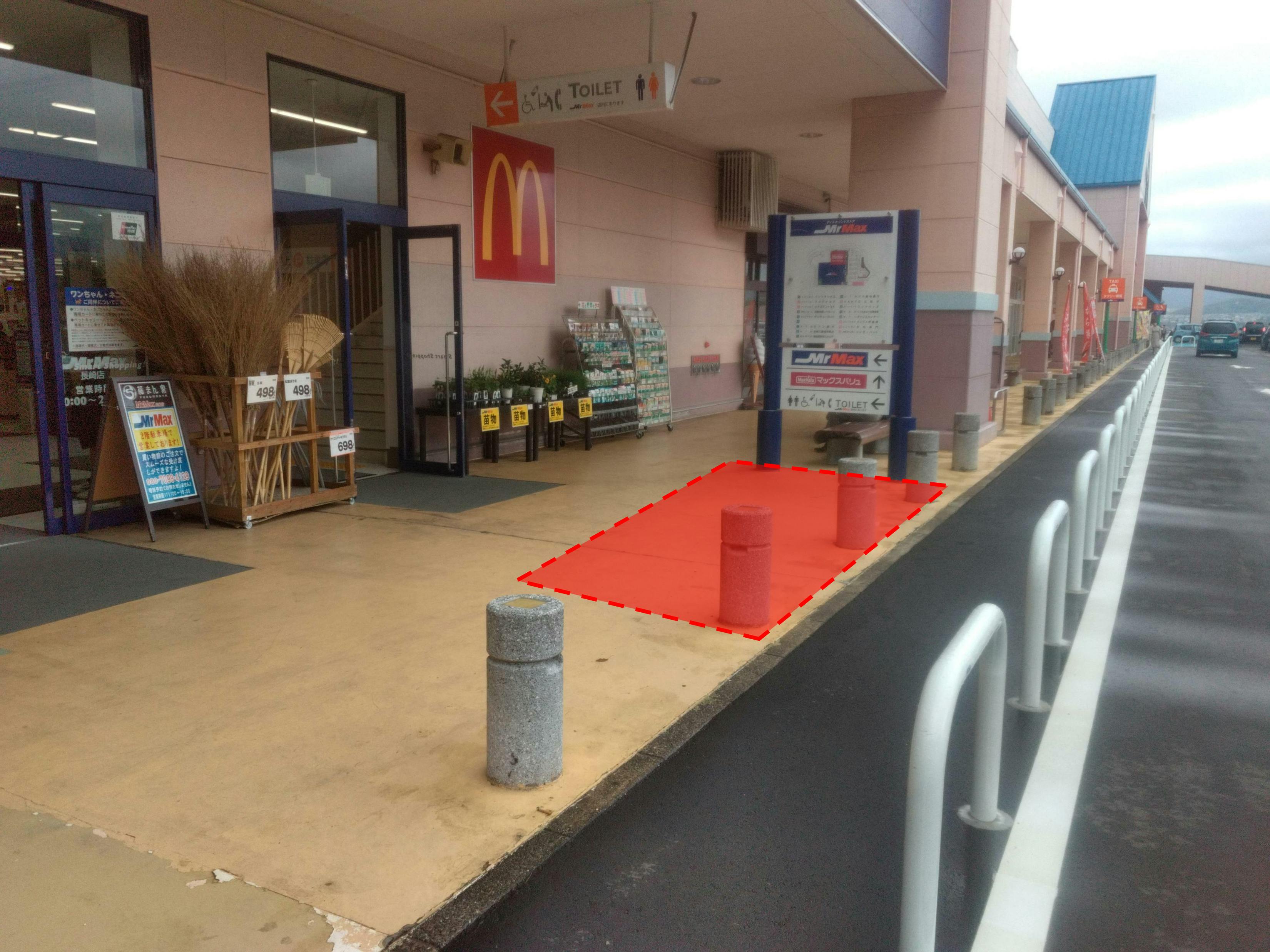 【ミスターマックス 長崎店】1階ミスターマックス側店頭 キッチンカーや食品販売に最適な総合ディスカウントストアの催事イベントスペースの画像