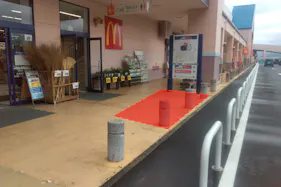 【ミスターマックス 長崎店】1階ミスターマックス側店頭 食品販売や物販に最適な総合ディスカウントストアの催事イベントスペース