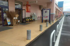 【ミスターマックス 長崎店】1階ミスターマックス側店頭 食品販売や物販に最適な総合ディスカウントストアの催事イベントスペース