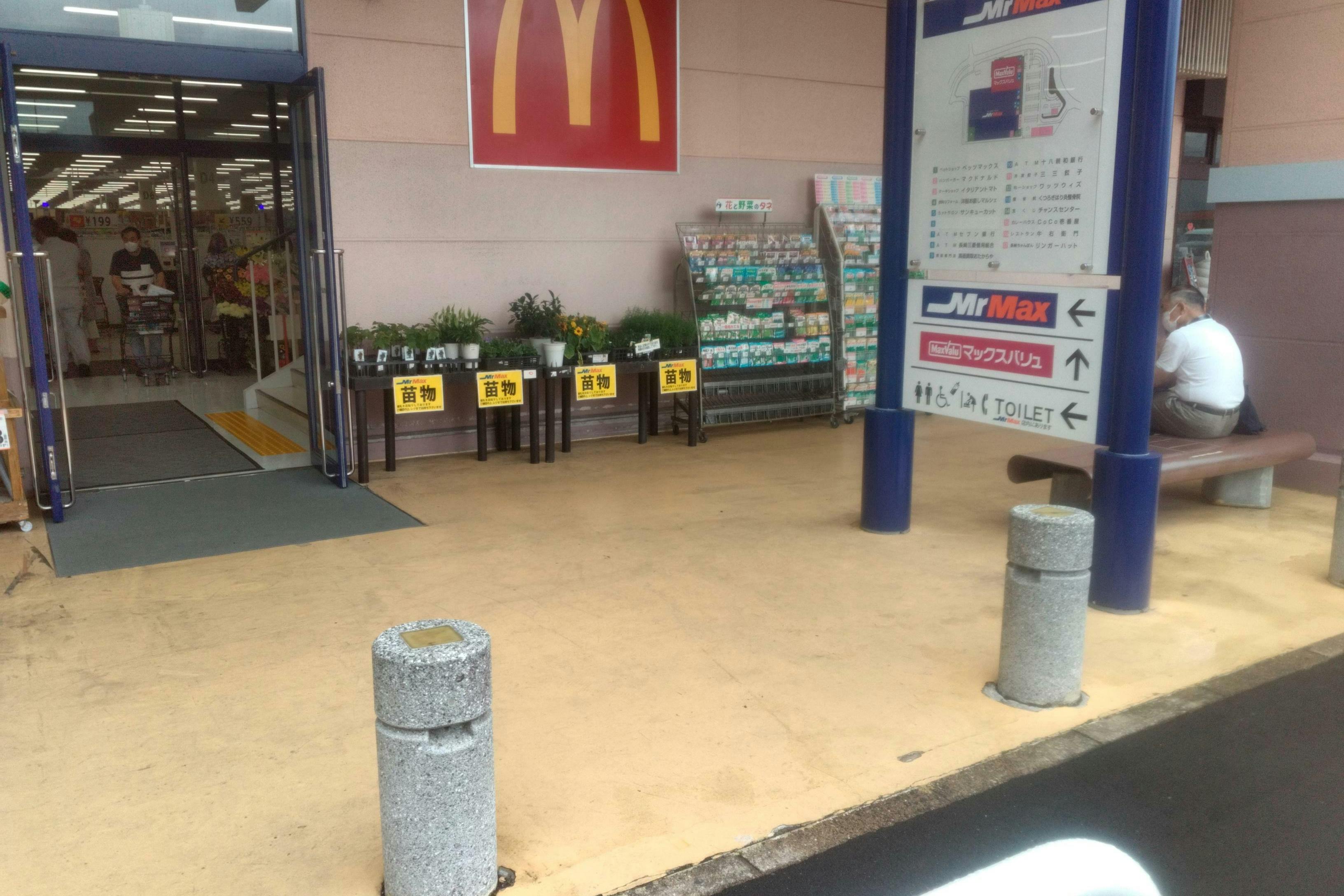 【ミスターマックス 長崎店】1階ミスターマックス側店頭 食品販売や物販に最適な総合ディスカウントストアの催事イベントスペース