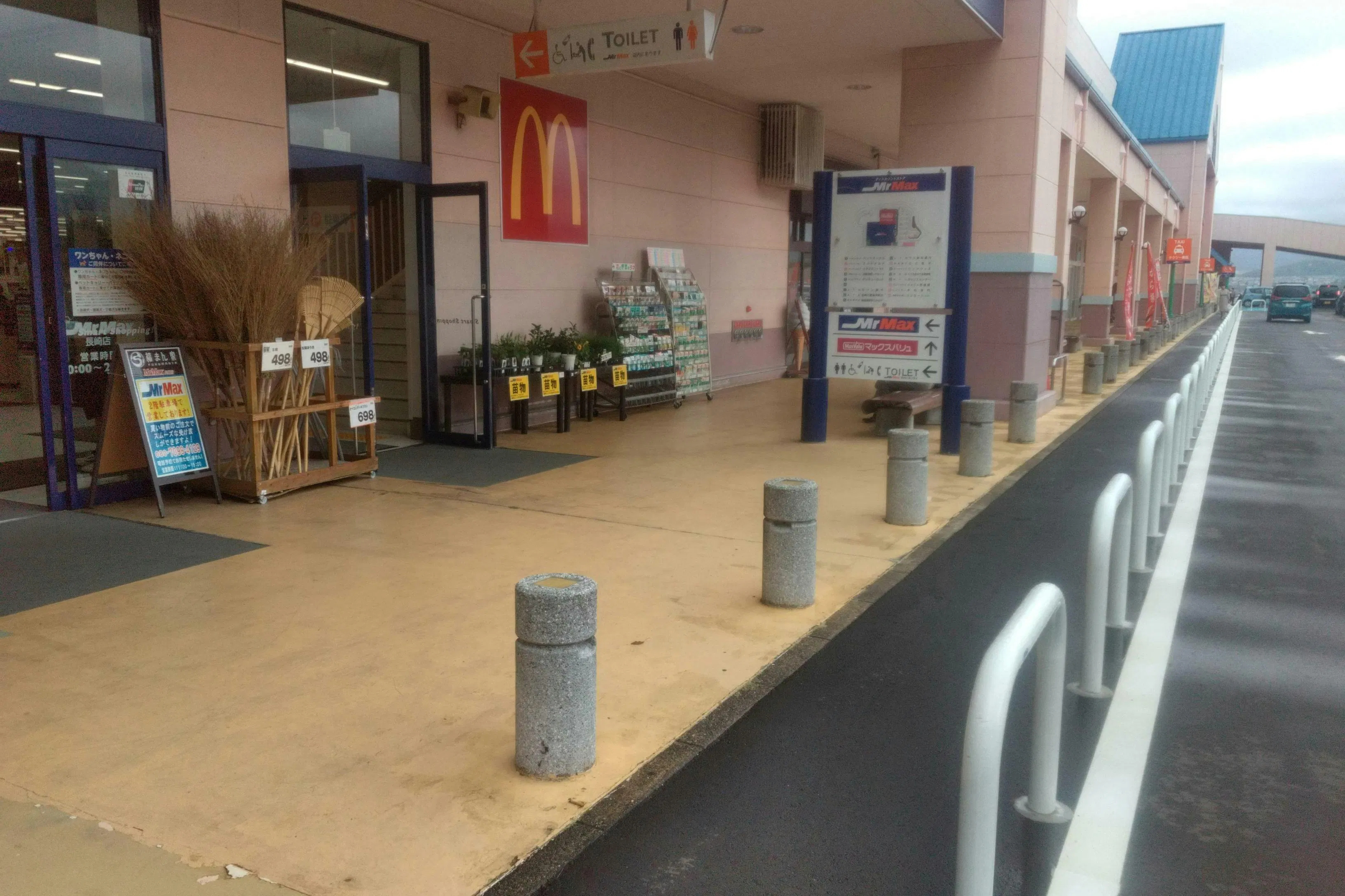 【ミスターマックス 長崎店】1階ミスターマックス側店頭 食品販売や物販に最適な総合ディスカウントストアの催事イベントスペース