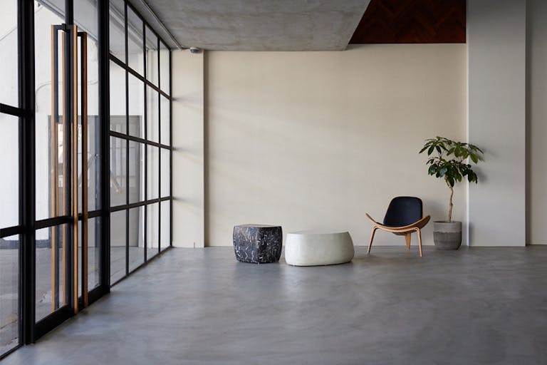 【祐天寺駅10分】撮影や展示会に適したガラス張りのエントランスが特徴的なグレーと白壁の撮影スタジオの画像2