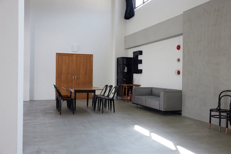 【祐天寺駅10分】撮影や展示会に適したガラス張りのエントランスが特徴的なグレーと白壁の撮影スタジオの画像7