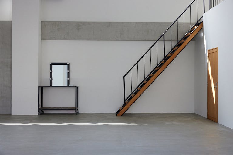 【祐天寺駅10分】撮影や展示会に適したガラス張りのエントランスが特徴的なグレーと白壁の撮影スタジオの画像6