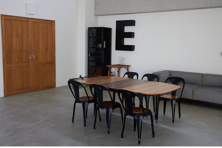 【祐天寺駅10分】撮影や展示会に適したガラス張りのエントランスが特徴的なグレーと白壁の撮影スタジオの画像8