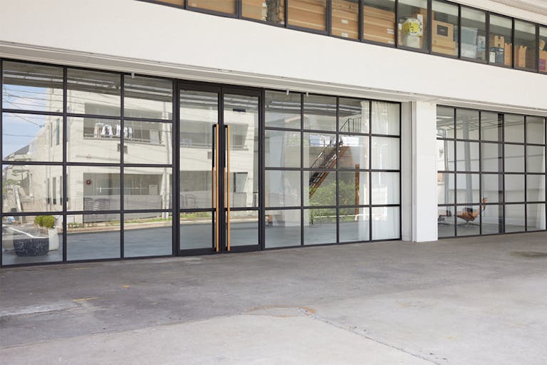 【祐天寺駅10分】撮影や展示会に適したガラス張りのエントランスが特徴的なグレーと白壁の撮影スタジオの画像15