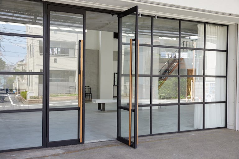 【祐天寺駅10分】撮影や展示会に適したガラス張りのエントランスが特徴的なグレーと白壁の撮影スタジオの画像1