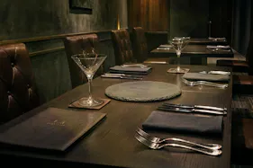 【六本木駅5分】商品撮影・映像制作に最適な西麻布の隠れ家バー撮影スタジオ