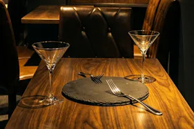 【六本木駅5分】商品撮影・映像制作に最適な西麻布の隠れ家バー撮影スタジオ