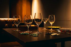 【六本木駅5分】商品撮影・映像制作に最適な西麻布の隠れ家バー撮影スタジオ