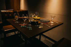 【六本木駅5分】商品撮影・映像制作に最適な西麻布の隠れ家バー撮影スタジオ