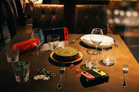 【六本木駅5分】商品撮影・映像制作に最適な西麻布の隠れ家バー撮影スタジオ