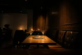 【六本木駅5分】商品撮影・映像制作に最適な西麻布の隠れ家バー撮影スタジオ