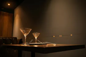 【六本木駅5分】商品撮影・映像制作に最適な西麻布の隠れ家バー撮影スタジオ