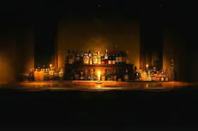 【六本木駅5分】商品撮影・映像制作に最適な西麻布の隠れ家バー撮影スタジオ