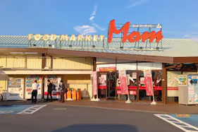 【フードマーケットマム天王店】店舗出入口外自販機付近 販促プロモーションや物販に最適なスーパー屋外催事イベントスペース
