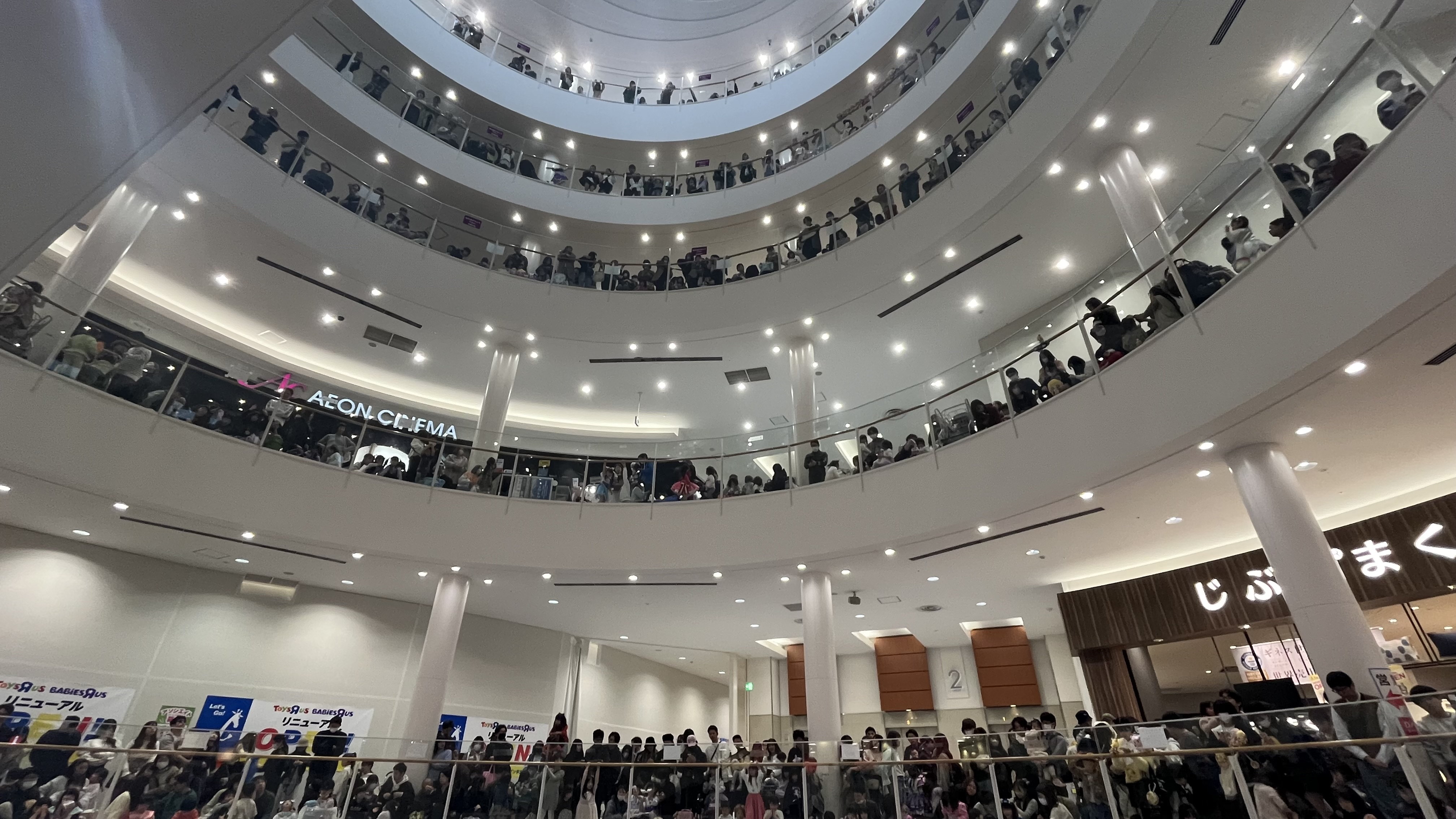 【イオンモール草津】1F セントラルコート