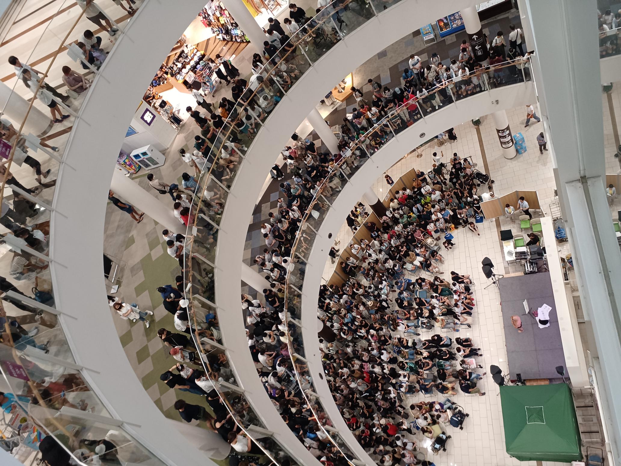 【イオンモール草津】1F セントラルコート