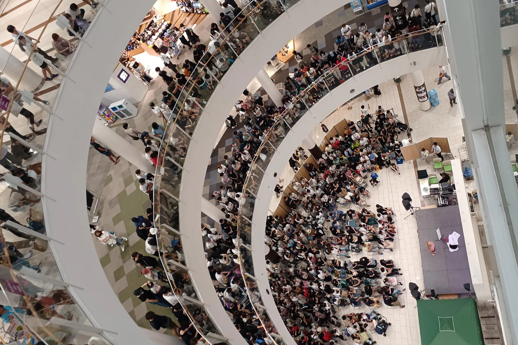 【イオンモール草津】1F セントラルコート