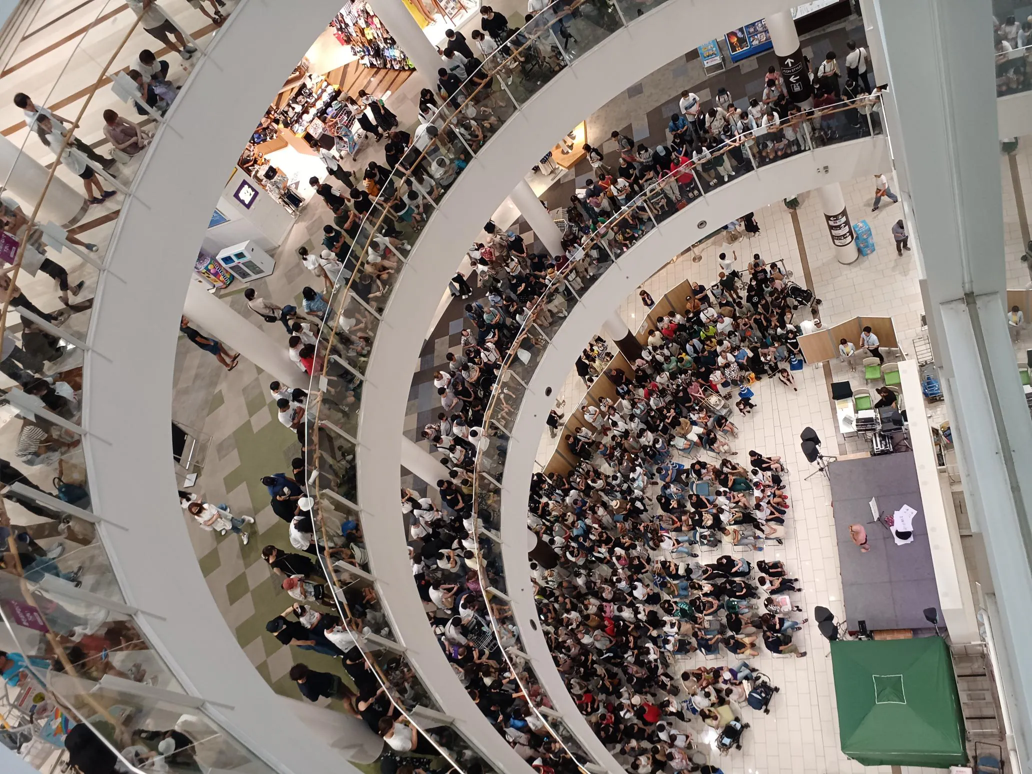 【イオンモール草津】1F セントラルコート