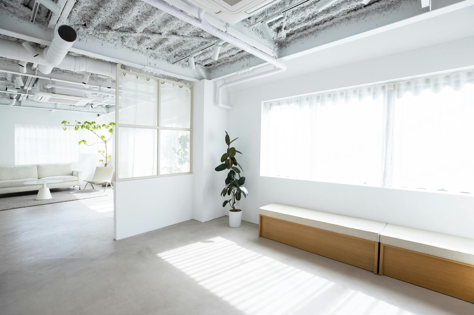 【青山一丁目駅5分】アパレルの展示会やポップアップストアに最適!青山公園沿いにある白を基調とした自然光たっぷりのレンタルスペース