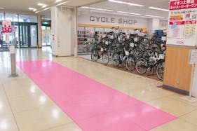 【イオン上越ショッピングセンター】各種プロモーションや物販、食物販のポップアップストアに最適なミスタ-ド-ナツ前イベントスペース