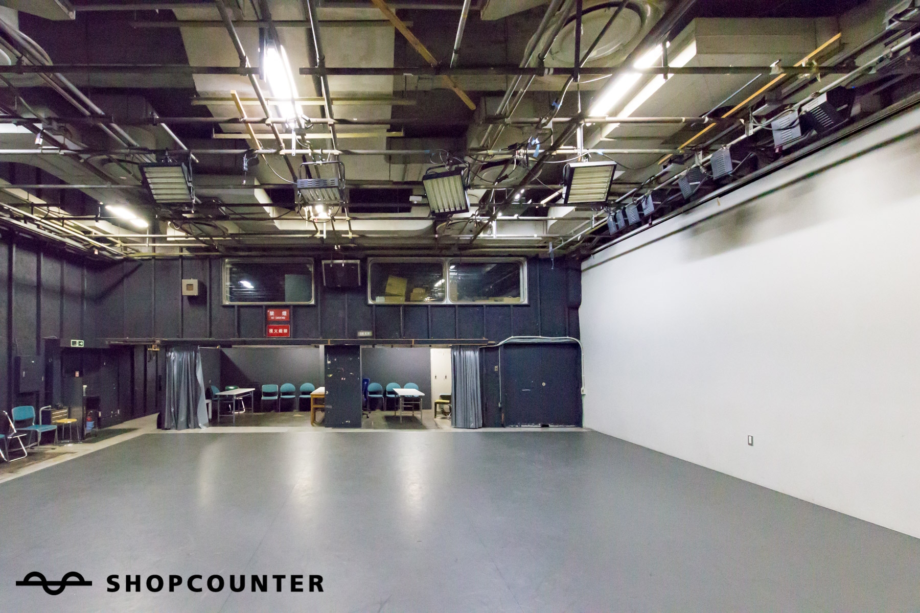 スタジオ内に控室を2部屋完備。