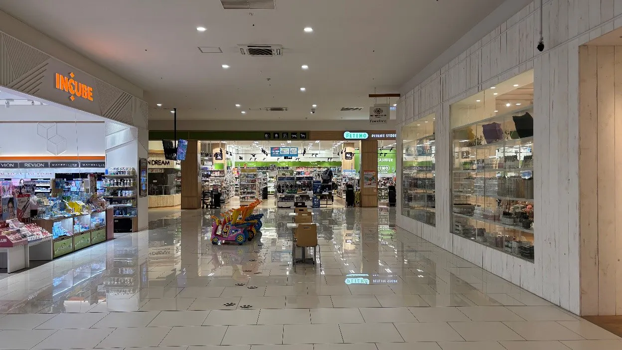 【イオンモールKAGOSHIMA BAY（鹿児島県）】光の広場　インキューブ前