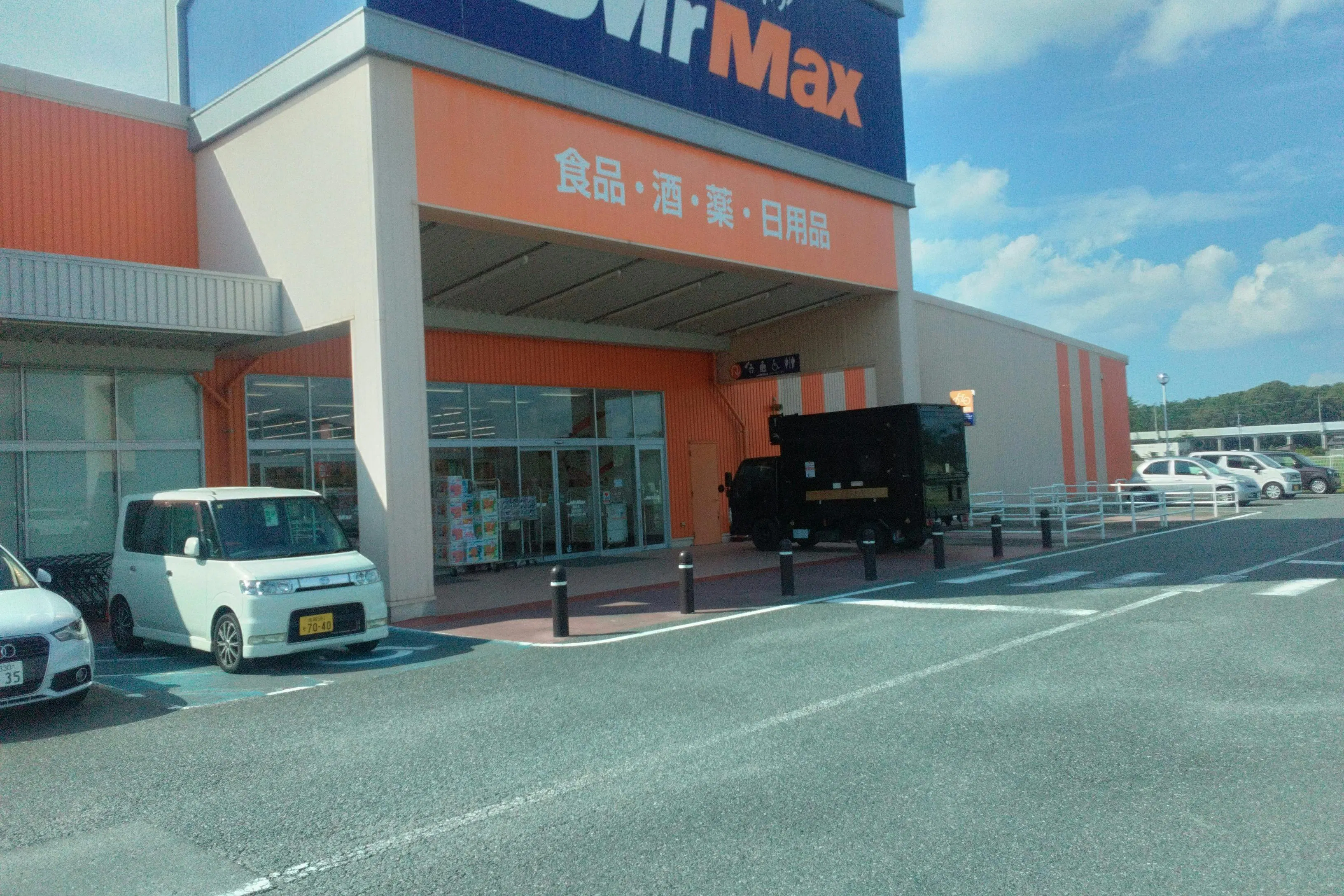 【ミスターマックス 唐津店】店頭（食品側） 食品販売に最適な総合ディスカウントストアの催事イベントスペース