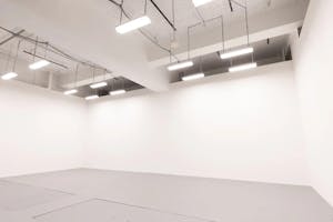 【神楽坂駅8分】撮影、展示会に最適な白壁1F天井高3.8mのイベントスペース