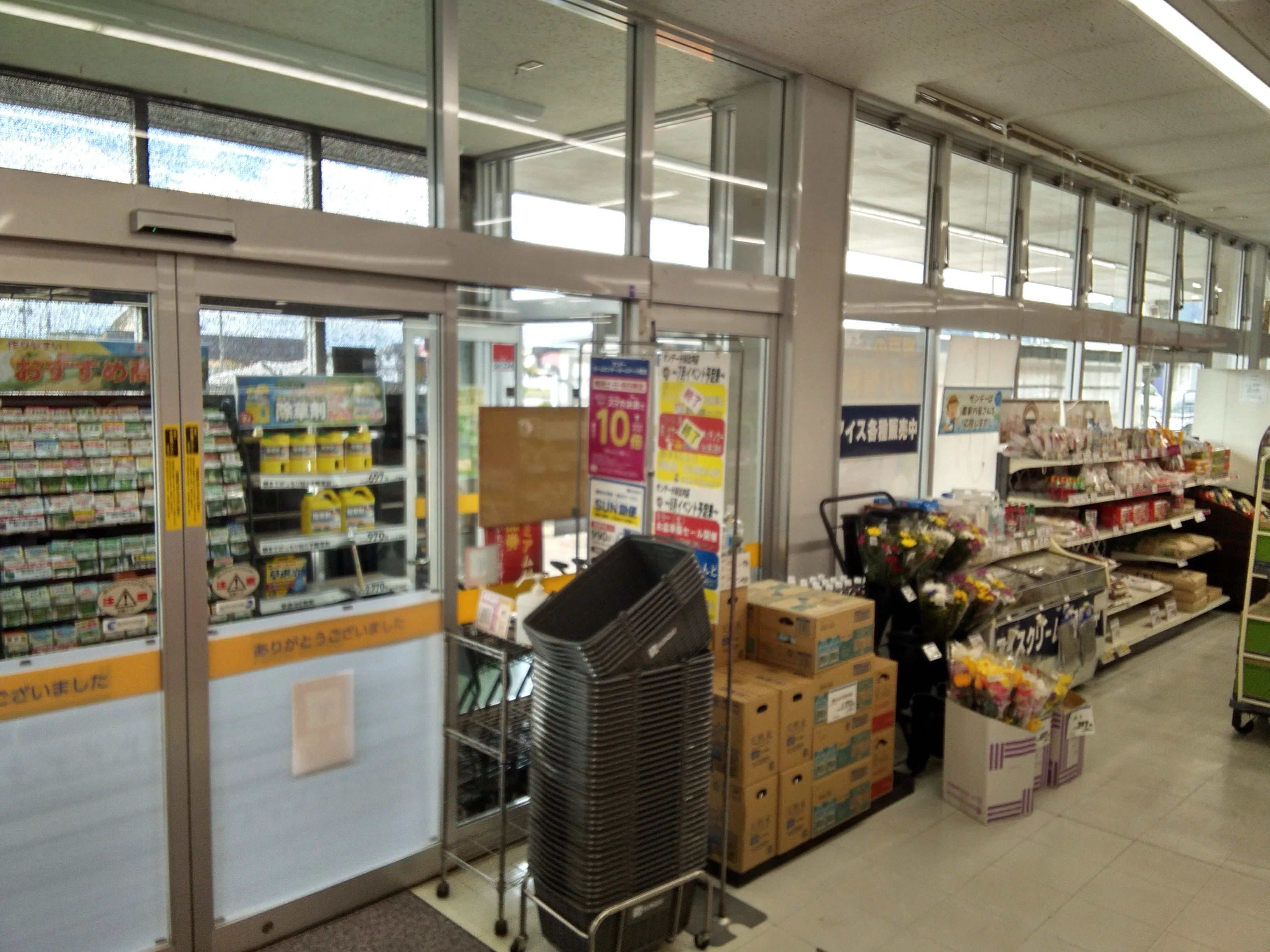 【ホームマート比内店】店内入口脇　食物販やプロモーション等の出店に最適なホームセンター店内のイベントスペース