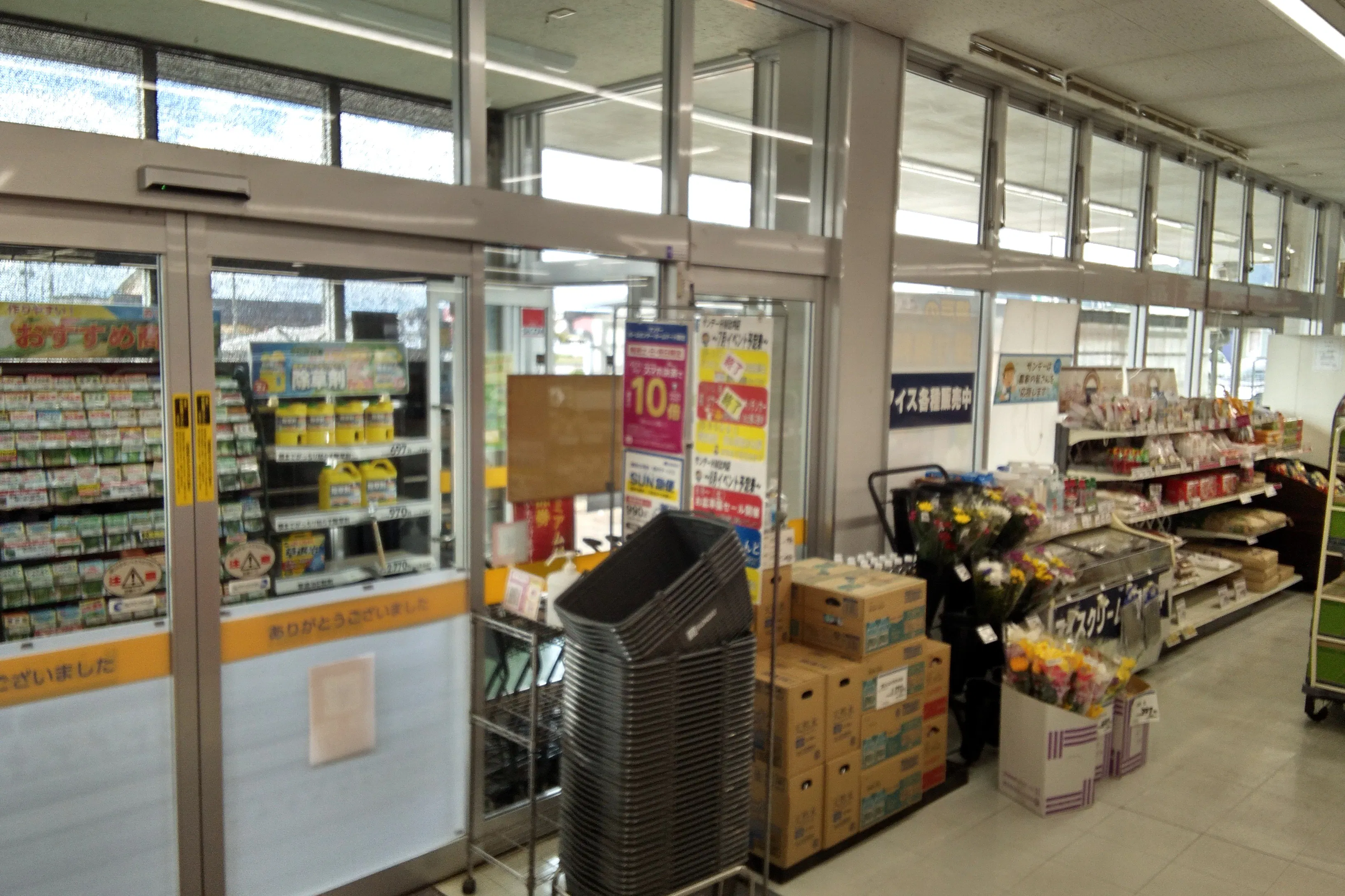 【ホームマート比内店】店内入口脇 食物販やプロモーション等の出店に最適なホームセンター店内のイベントスペース