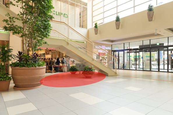 【ステラタウン】食物販やプロモーションに適したショッピングモール1F階段下にあるイベントスペース