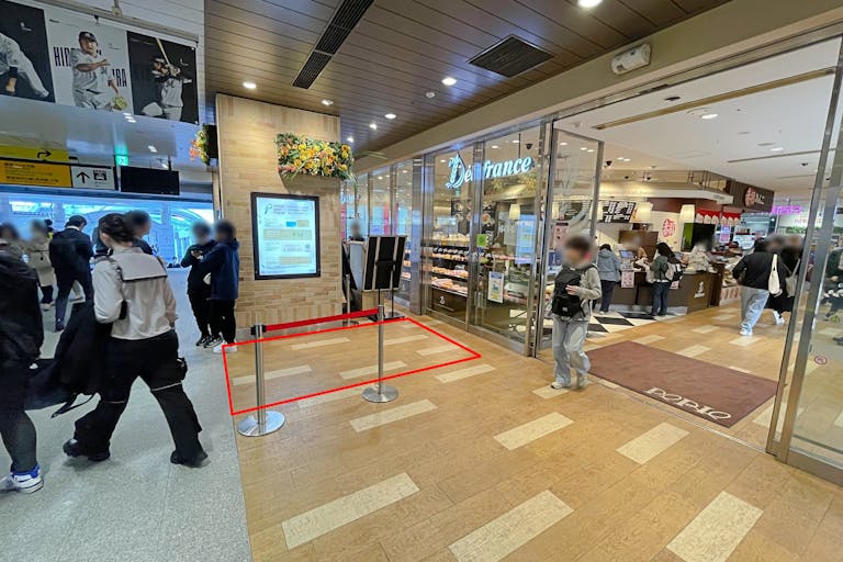 【ペリエ海浜幕張】スイーツ等のポップアップストアに最適なJR海浜幕張駅改札正面にあるスペースの画像2