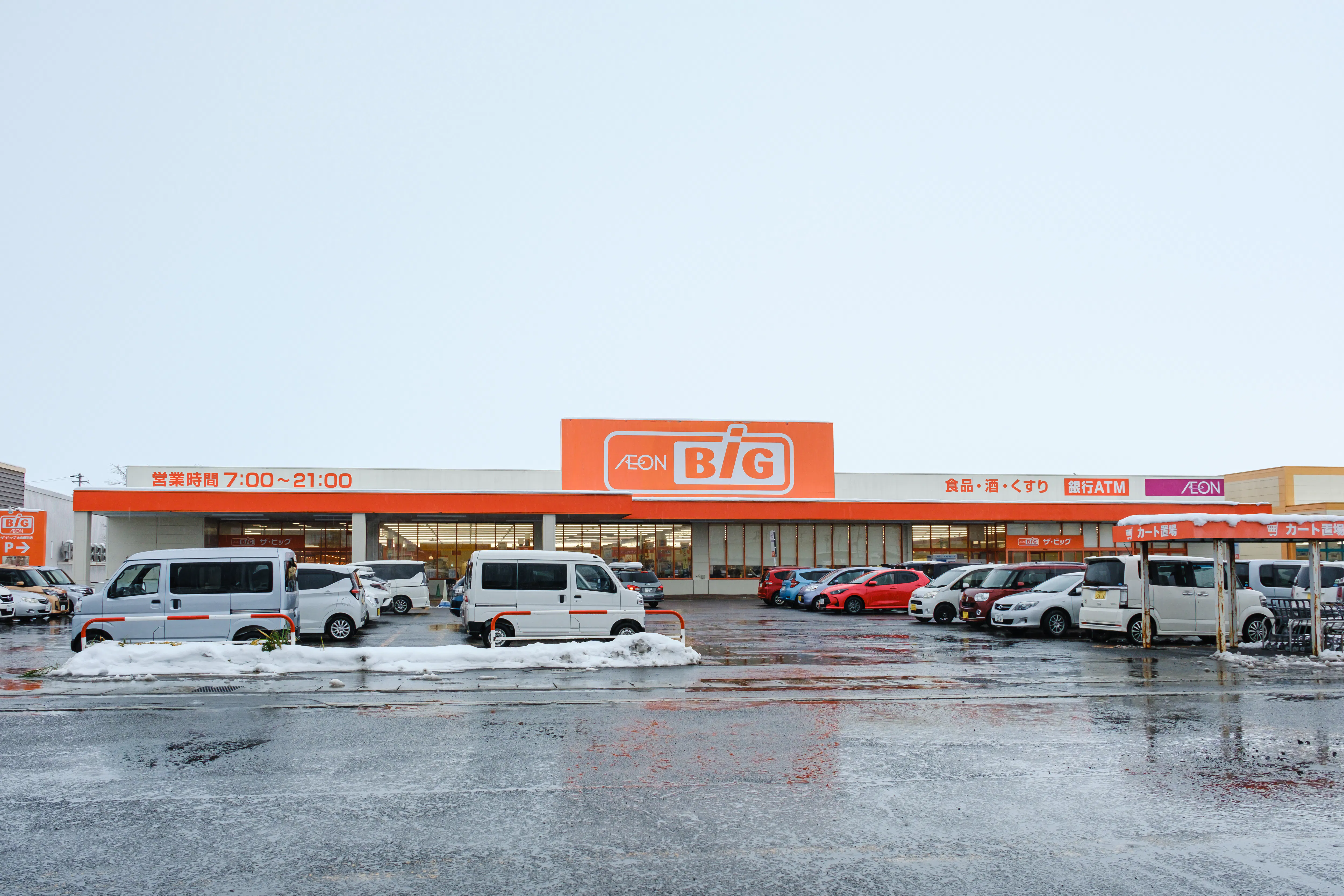 【ザ・ビッグ大曲飯田店】各種プロモーションイベントに最適な店舗軒下にあるイベントスペース