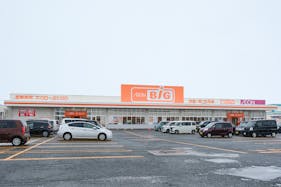 【ザ・ビッグ大曲飯田店】各種プロモーションイベントに最適な店舗軒下にあるイベントスペース