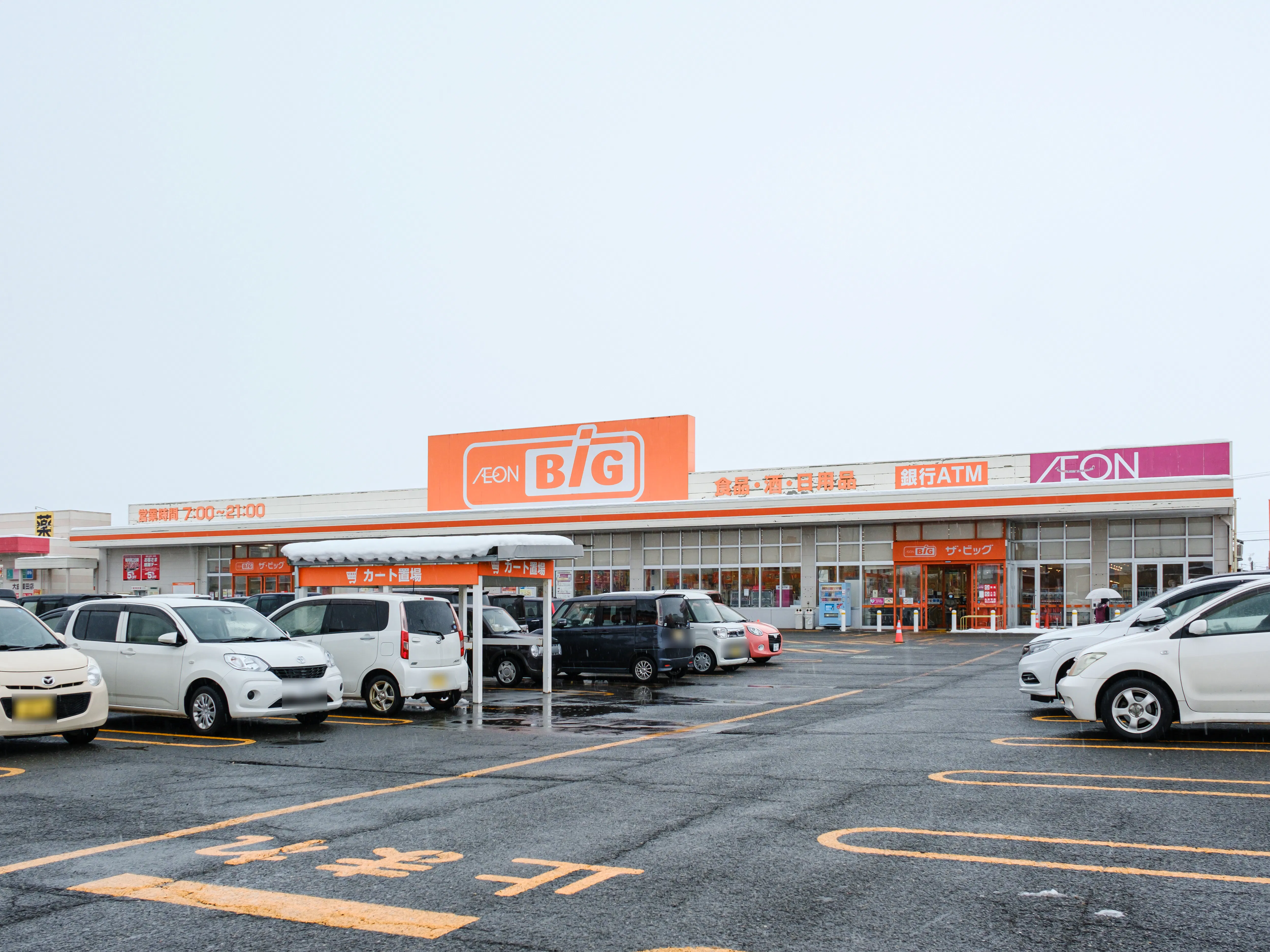 【ザ・ビッグ大曲飯田店】各種プロモーションイベントに最適な店舗軒下にあるイベントスペース