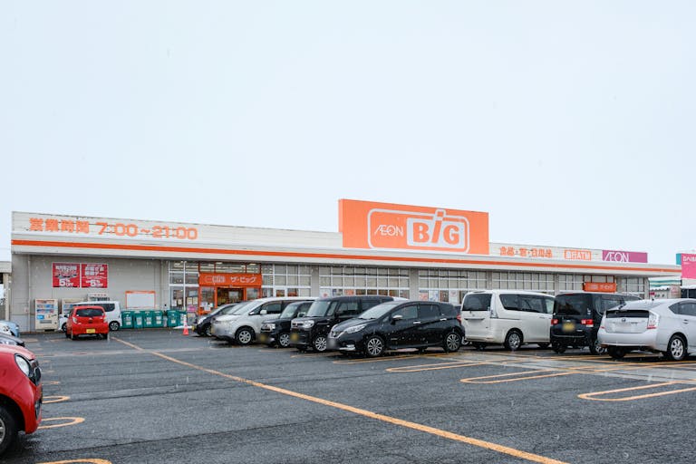 【ザ・ビッグ大曲飯田店】各種プロモーションイベントに最適な店舗軒下にあるイベントスペースの画像2