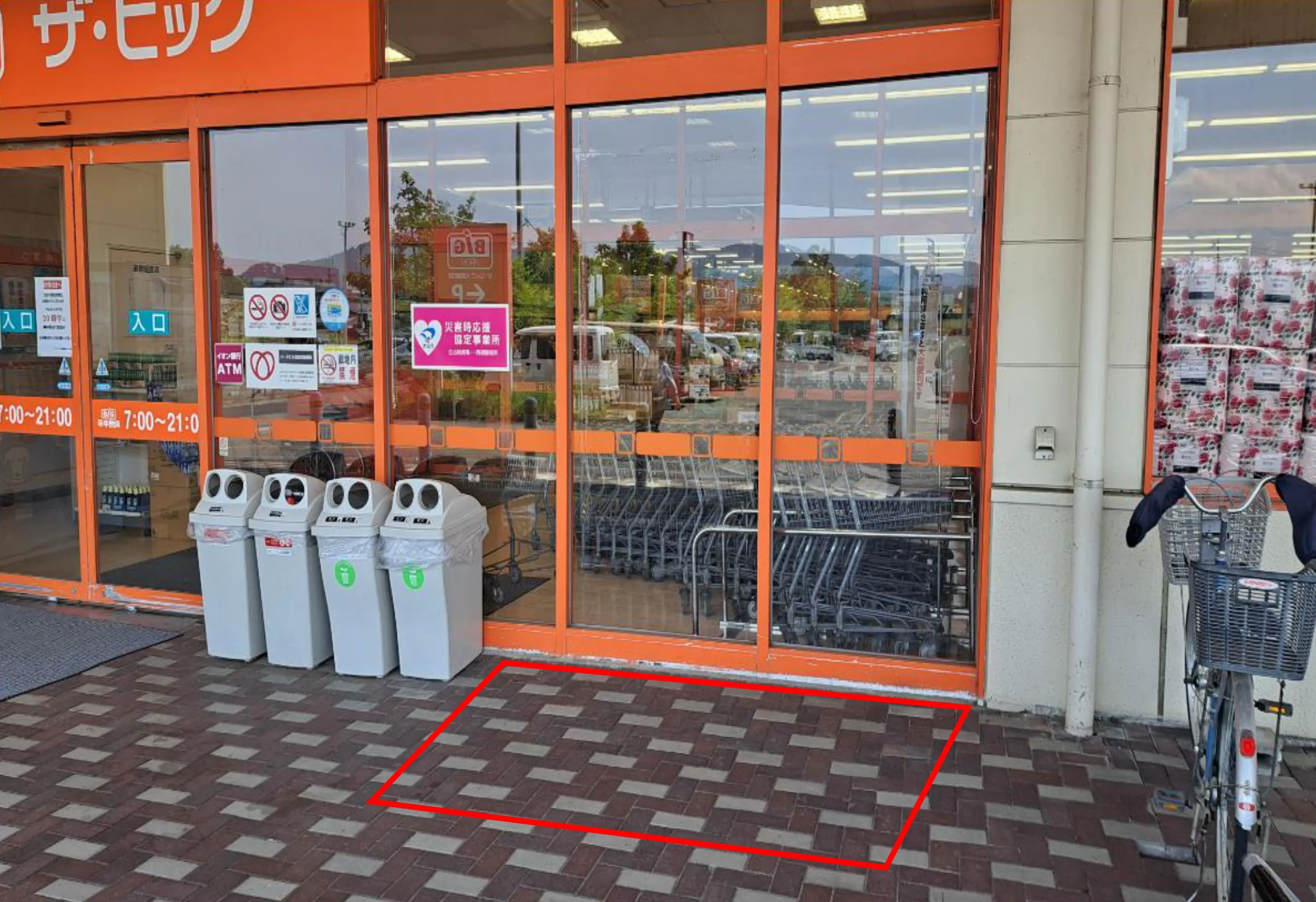 【ザ・ビッグ大曲飯田店】各種プロモーションイベントに最適な店舗軒下にあるイベントスペース