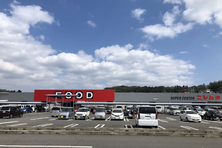【スーパーセンターニシムタ伊集院店】キッチンカーに最適な食鮮館側駐車場スペース