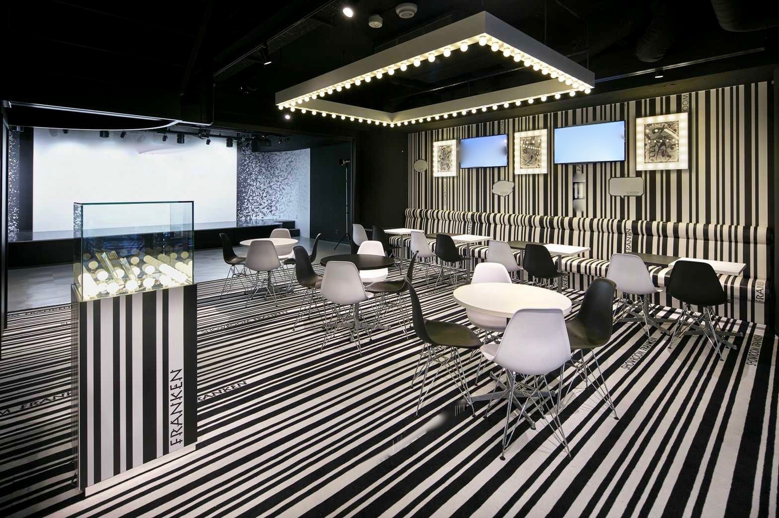 充実した照明設備は、空間に様々な表情を演出させます。