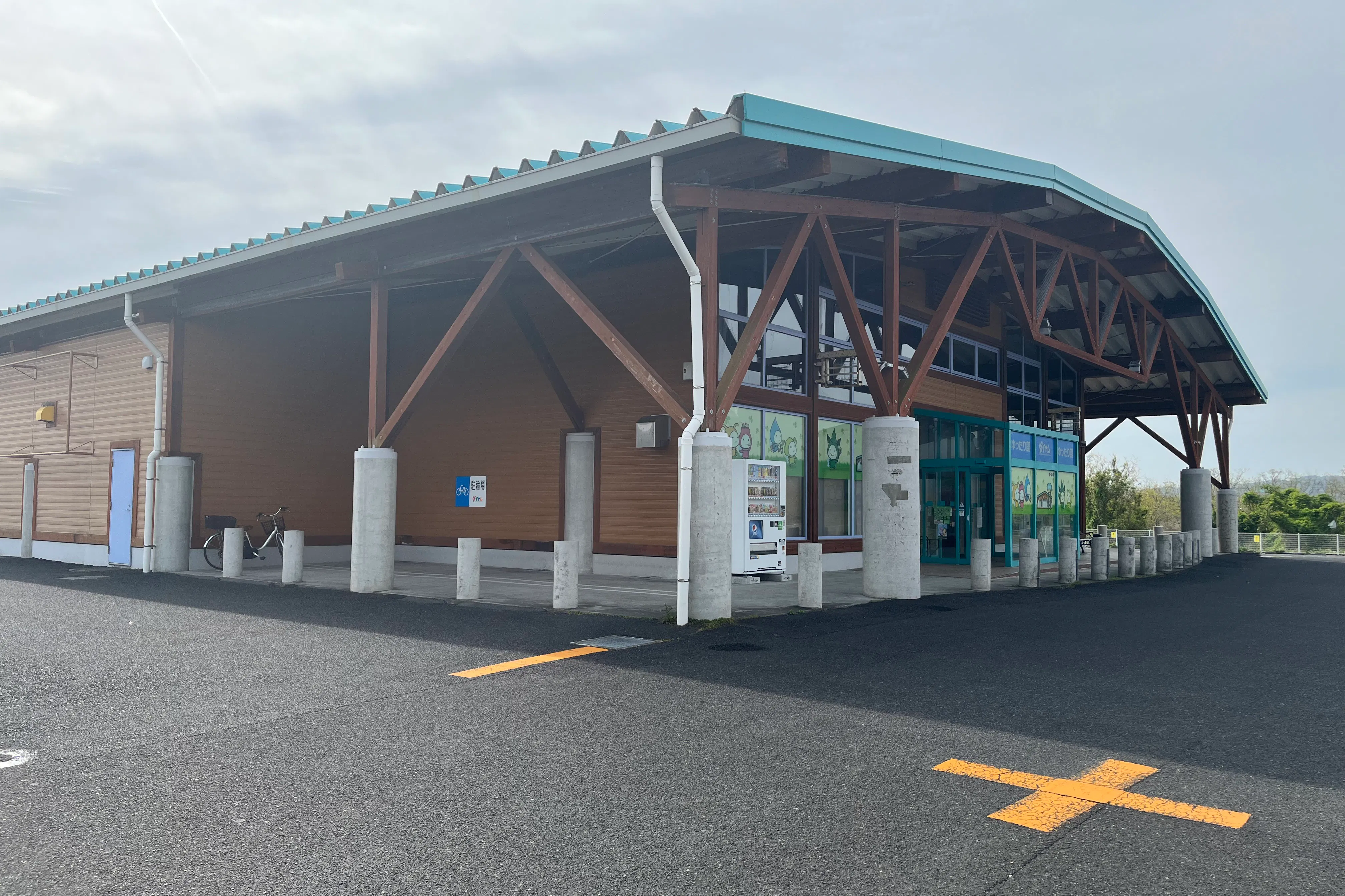 【ダイナム鹿児島指宿店ゆったり館】プロモーションイベントに最適なアミューズメント施設のイベントスペース(自販機側)