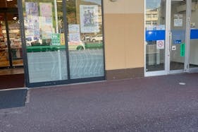 【フレスタ温品店】各種プロモーションイベントやポップアップストアに利用可能な入り口 右スペース